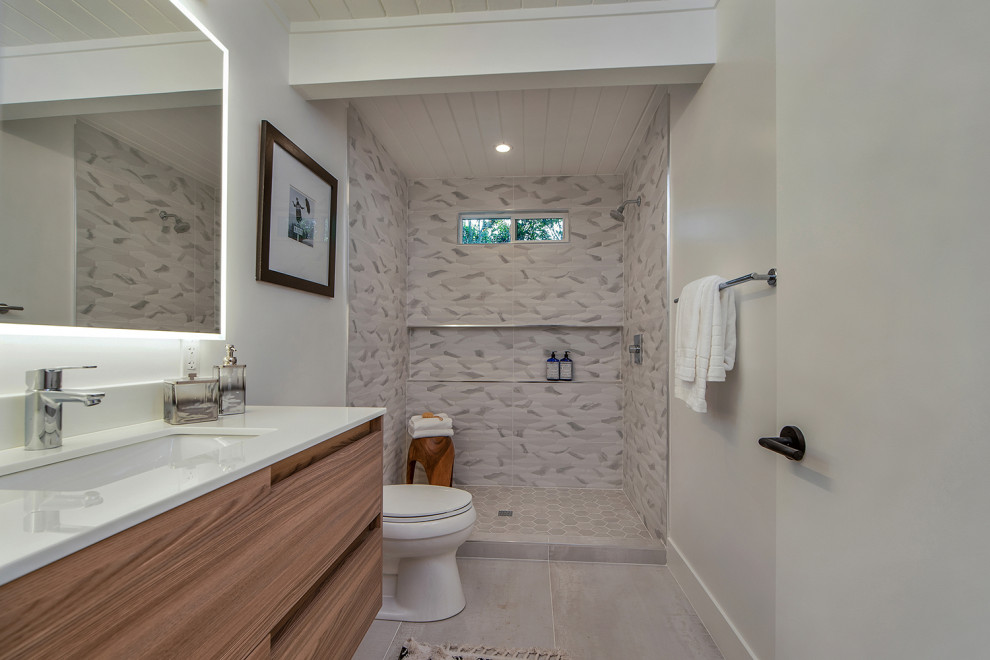 Идея дизайна: большая ванная комната в стиле ретро с серыми фасадами, полом из ламината и серым полом