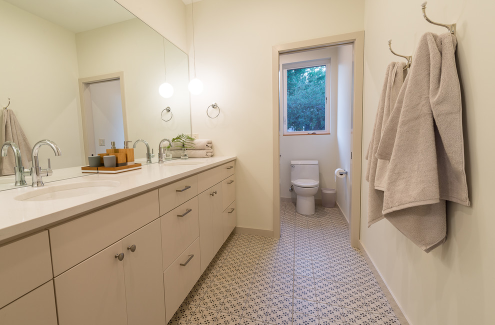 Idéer för mellanstora 50 tals vitt badrum med dusch, med släta luckor, beige skåp, en toalettstol med hel cisternkåpa, vita väggar, klinkergolv i porslin, ett undermonterad handfat, bänkskiva i kvarts och grått golv