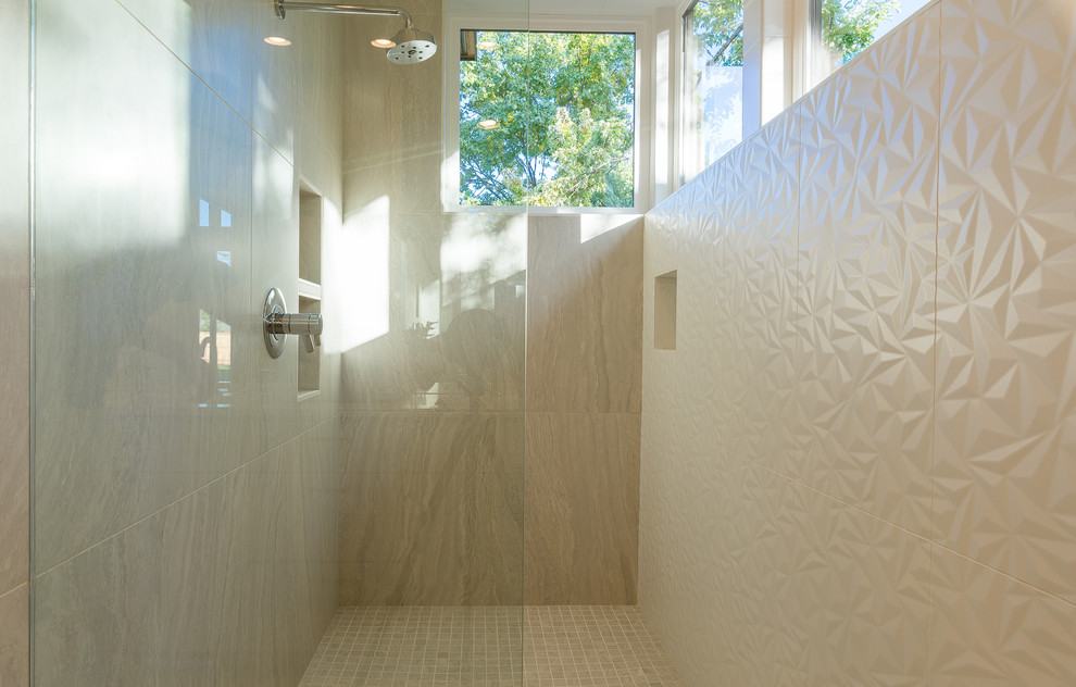 Diseño de cuarto de baño principal vintage de tamaño medio con armarios con paneles lisos, puertas de armario blancas, ducha empotrada, paredes beige, lavabo bajoencimera, encimera de granito y encimeras blancas