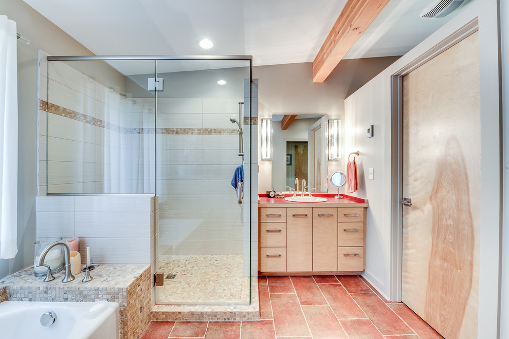 Идея дизайна: главная ванная комната среднего размера в стиле ретро с плоскими фасадами, светлыми деревянными фасадами, ванной в нише, открытым душем, раздельным унитазом, серой плиткой, керамогранитной плиткой, серыми стенами, полом из терракотовой плитки, накладной раковиной, столешницей из ламината, красным полом, душем с распашными дверями и красной столешницей