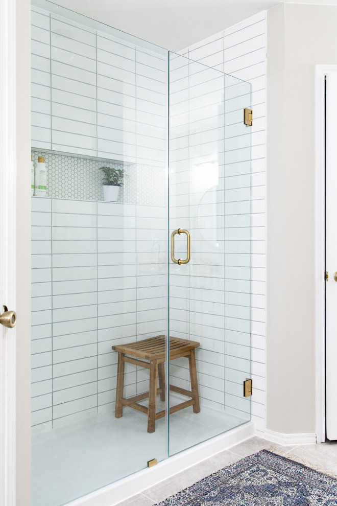 Inspiration för mellanstora retro en-suite badrum, med en dusch i en alkov, vit kakel, keramikplattor, grå väggar, klinkergolv i keramik, grått golv och dusch med gångjärnsdörr