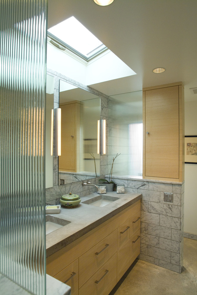 Идея дизайна: ванная комната в стиле модернизм с подвесной раковиной, плоскими фасадами, светлыми деревянными фасадами, столешницей из талькохлорита, белой плиткой, каменной плиткой, белыми стенами и полом из линолеума