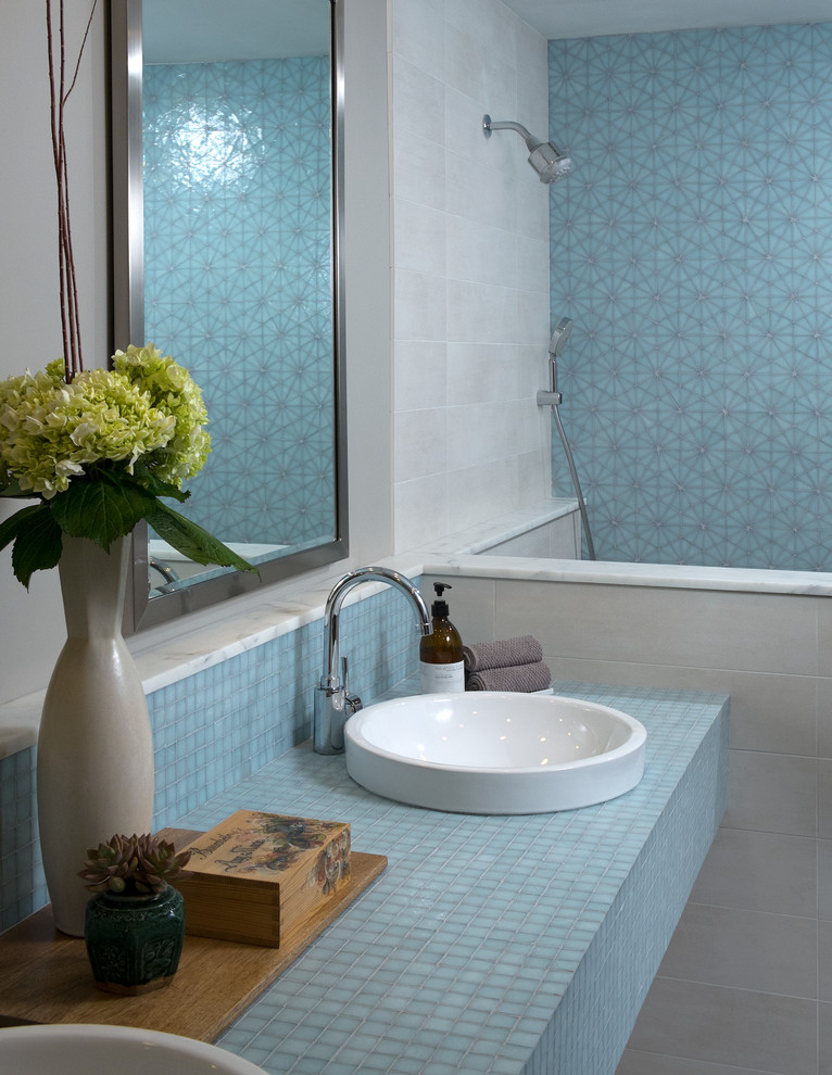 Cette photo montre une salle de bain tendance avec un plan de toilette en carrelage, un carrelage bleu et un plan de toilette bleu.