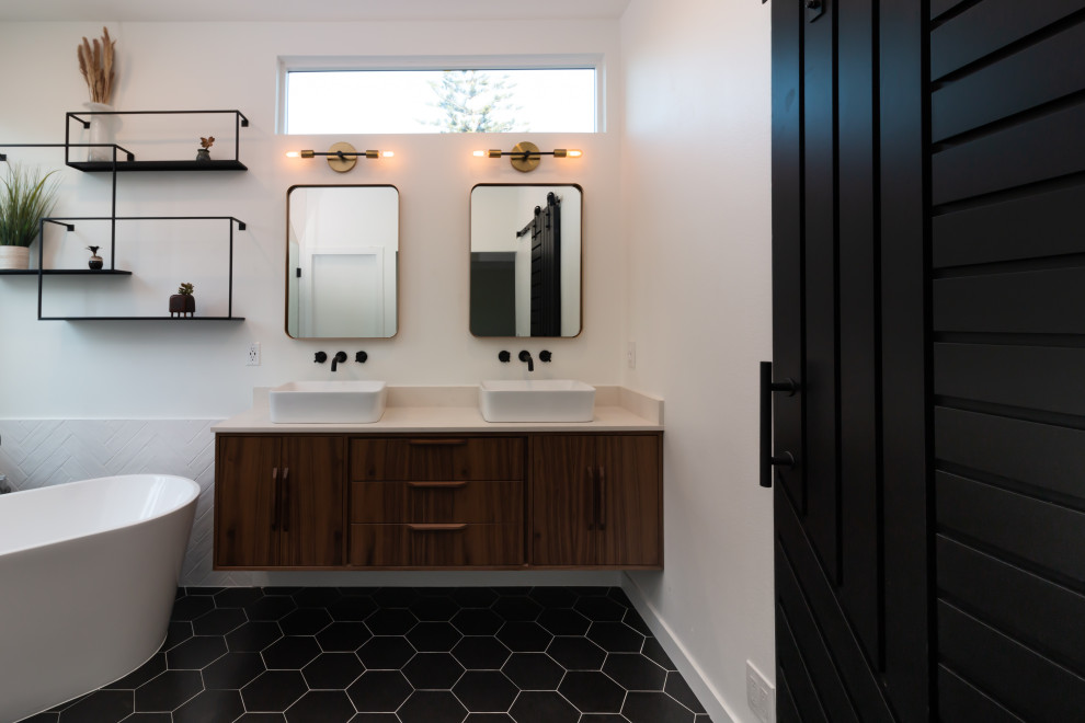 Свежая идея для дизайна: ванная комната в стиле ретро с плоскими фасадами, коричневыми фасадами, отдельно стоящей ванной, угловым душем, черно-белой плиткой, керамогранитной плиткой, белыми стенами, полом из керамогранита, настольной раковиной, столешницей из искусственного кварца, черным полом, душем с распашными дверями, белой столешницей, сиденьем для душа, тумбой под две раковины и подвесной тумбой - отличное фото интерьера