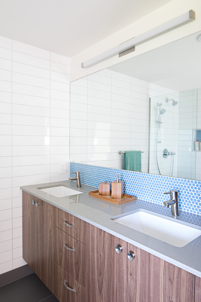 Идея дизайна: главная ванная комната среднего размера в стиле ретро с плоскими фасадами, темными деревянными фасадами, отдельно стоящей ванной, угловым душем, белой плиткой, белыми стенами, полом из керамической плитки, врезной раковиной, серым полом и открытым душем