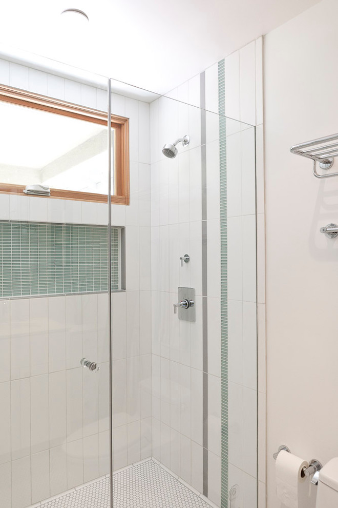 Idee per una stanza da bagno con doccia minimalista di medie dimensioni con ante lisce, ante bianche, doccia alcova, piastrelle verdi, piastrelle bianche, piastrelle di vetro, pareti bianche, lavabo sospeso e top in quarzo composito