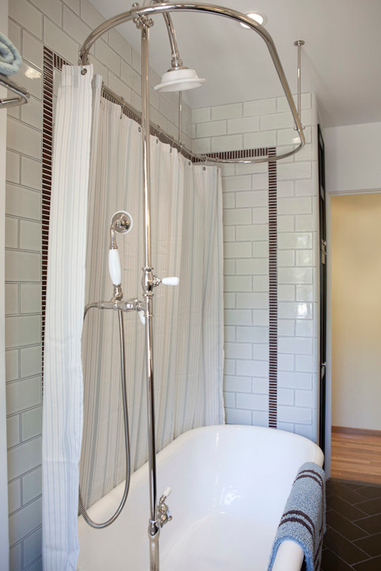 Ispirazione per una piccola stanza da bagno con doccia minimalista con vasca freestanding, vasca/doccia, piastrelle bianche, piastrelle diamantate, pareti bianche, lavabo sottopiano e top in quarzo composito