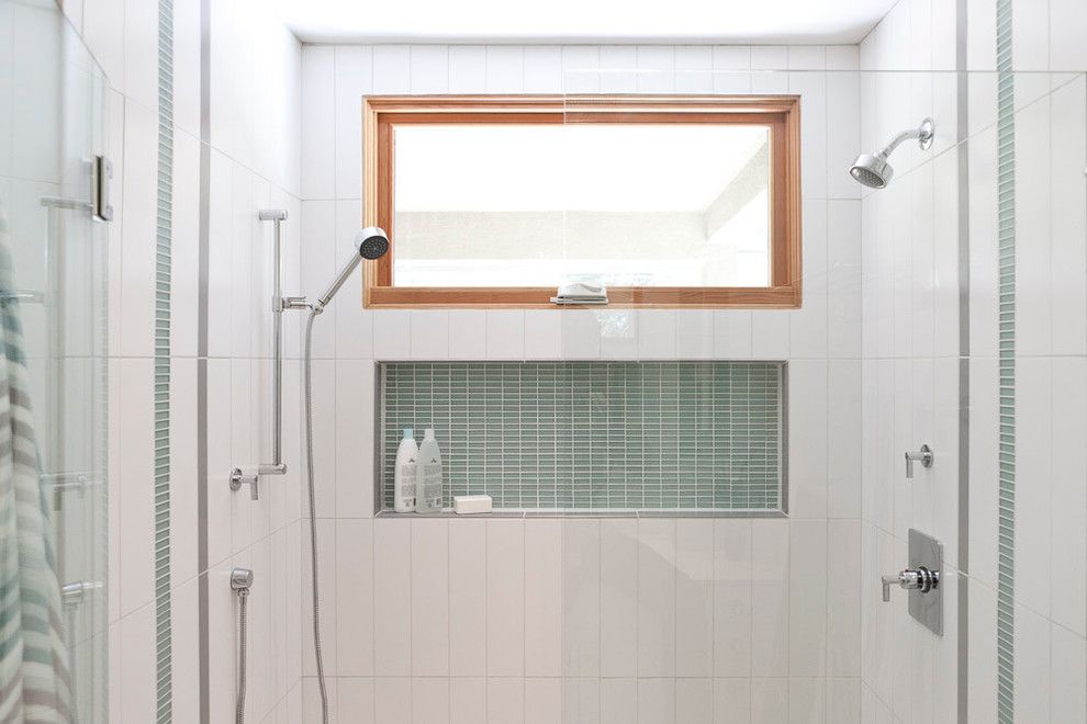 Idées déco pour une salle de bain moderne de taille moyenne avec un placard à porte plane, des portes de placard blanches, un carrelage vert, un carrelage blanc, un carrelage en pâte de verre, un mur blanc, un lavabo suspendu et un plan de toilette en quartz modifié.