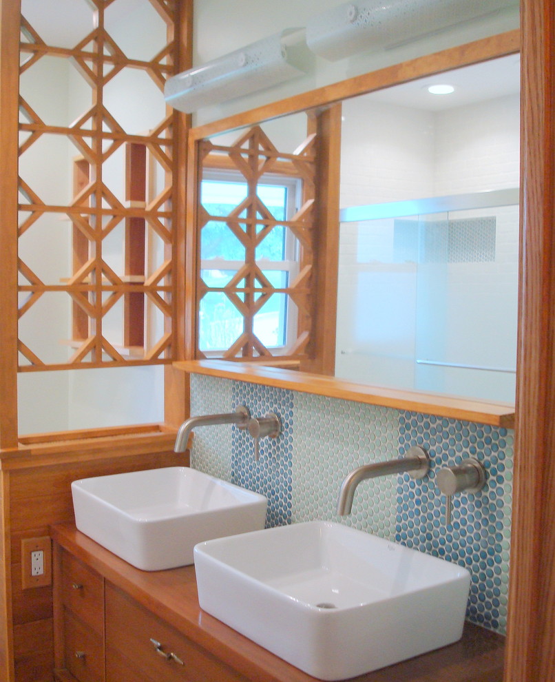 Cette image montre une salle de bain vintage.