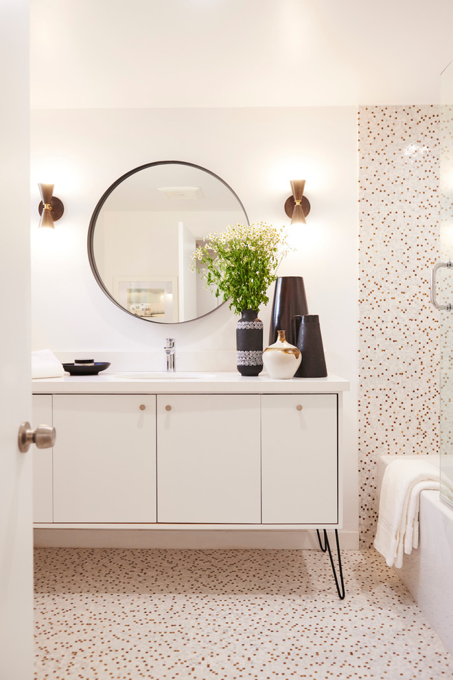 ロサンゼルスにあるミッドセンチュリースタイルのおしゃれな浴室 (フラットパネル扉のキャビネット、白いキャビネット、マルチカラーのタイル、白い壁、アンダーカウンター洗面器) の写真