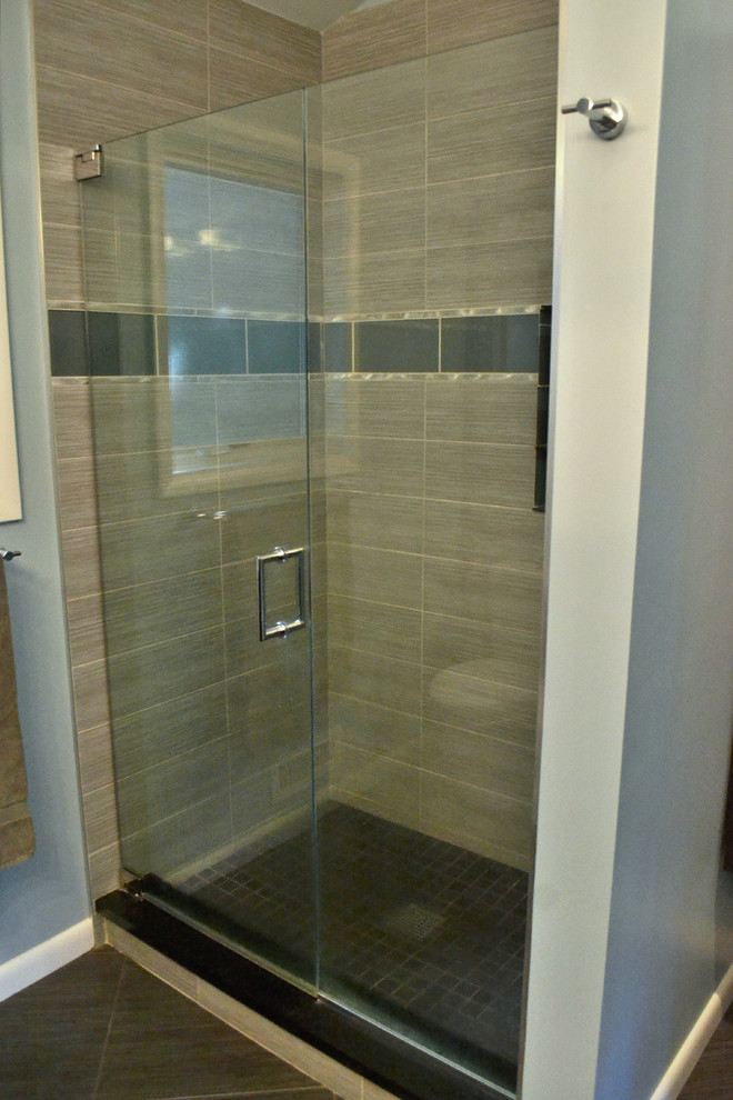 Modelo de cuarto de baño vintage con ducha esquinera, baldosas y/o azulejos grises y baldosas y/o azulejos de cerámica