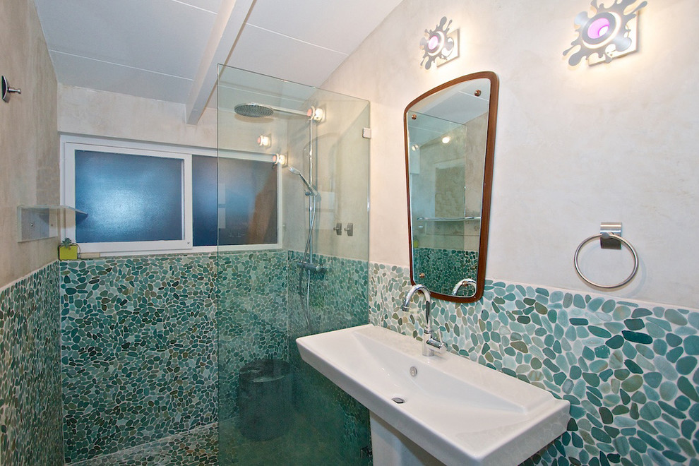 Aménagement d'une salle d'eau moderne de taille moyenne avec une douche d'angle, un carrelage bleu, un mur blanc et un lavabo de ferme.
