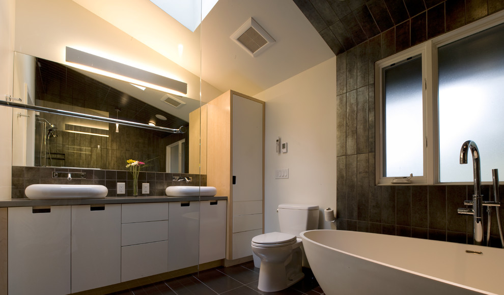 На фото: ванная комната в стиле ретро