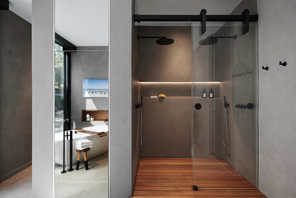 Immagine di una stanza da bagno moderna con doccia alcova, pareti grigie, pavimento grigio e porta doccia scorrevole