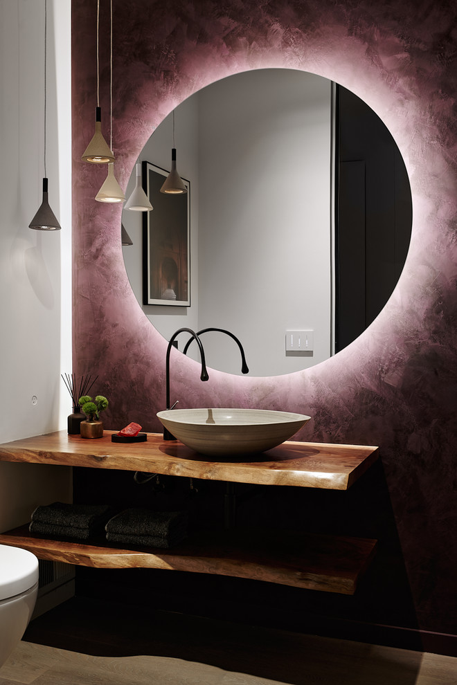 Mid-Century Badezimmer mit weißer Wandfarbe, Aufsatzwaschbecken, Waschtisch aus Holz, braunem Boden und brauner Waschtischplatte in San Francisco