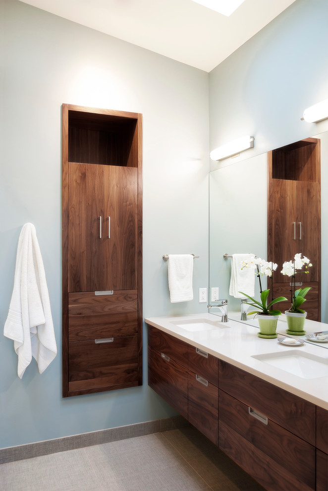 Diseño de cuarto de baño principal vintage pequeño con armarios con paneles lisos, puertas de armario de madera en tonos medios, ducha esquinera, sanitario de una pieza, paredes azules, lavabo bajoencimera y encimera de cuarzo compacto