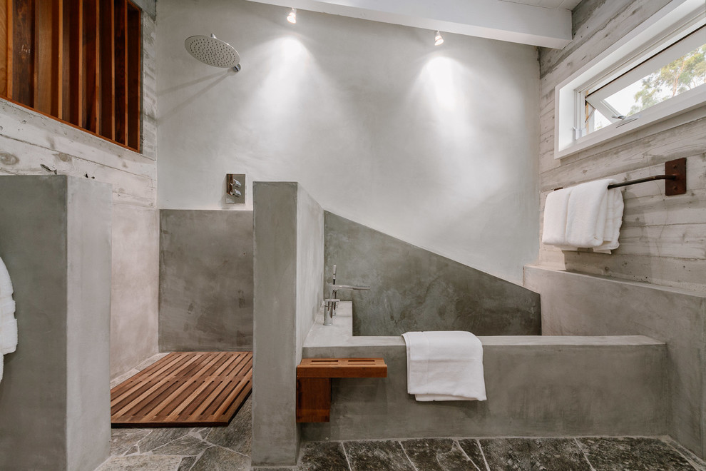 Bild på ett mellanstort 60 tals en-suite badrum, med våtrum, med dusch som är öppen, ett hörnbadkar, grå kakel, vita väggar och grått golv