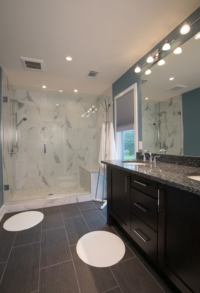 На фото: ванная комната в стиле ретро с темными деревянными фасадами, черно-белой плиткой, синими стенами, столешницей из гранита, коричневым полом, душем с распашными дверями и серой столешницей