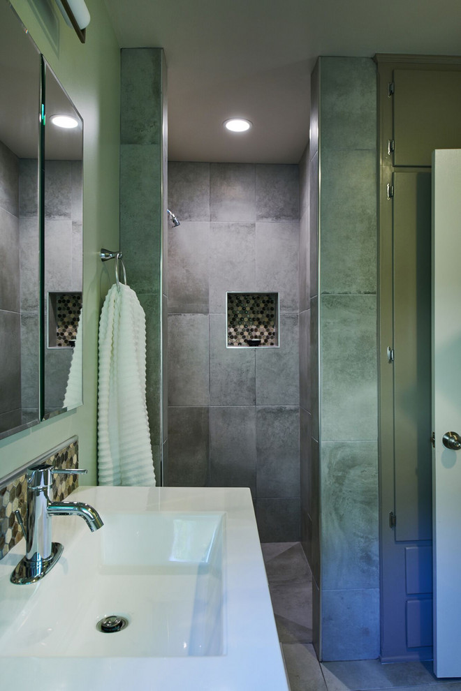 Kleines Modernes Badezimmer mit Schrankfronten mit vertiefter Füllung, grauen Schränken, Nasszelle, grauen Fliesen, Porzellanfliesen, grüner Wandfarbe, Trogwaschbecken, grauem Boden, offener Dusche und weißer Waschtischplatte in Los Angeles