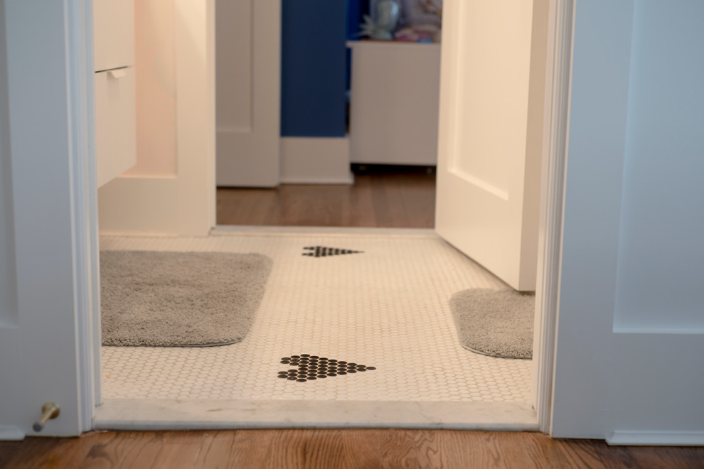 Foto di una piccola stanza da bagno per bambini scandinava con ante lisce, ante bianche, piastrelle bianche, piastrelle a mosaico, pareti rosa e pavimento con piastrelle a mosaico