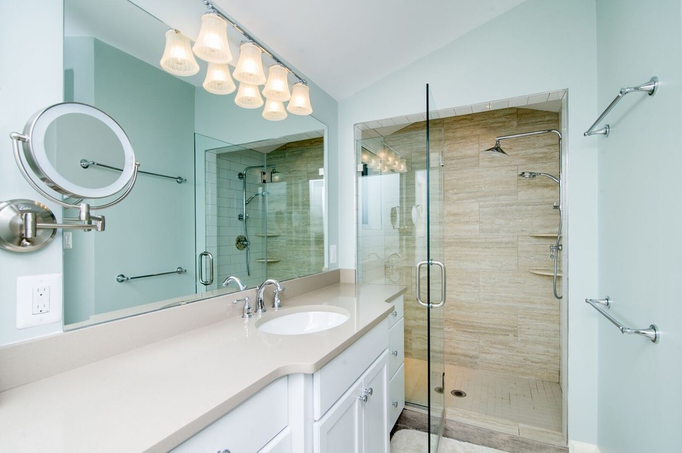 Стильный дизайн: большая ванная комната в стиле ретро с фасадами с утопленной филенкой, белыми фасадами, душем без бортиков, раздельным унитазом, бежевой плиткой, коричневой плиткой, керамогранитной плиткой, синими стенами, душевой кабиной, врезной раковиной и столешницей из искусственного камня - последний тренд