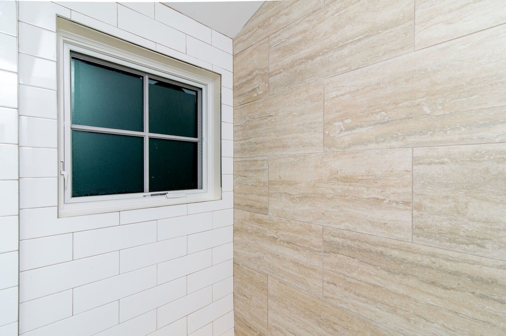 Пример оригинального дизайна: большая ванная комната в стиле ретро с фасадами с утопленной филенкой, белыми фасадами, душем без бортиков, раздельным унитазом, бежевой плиткой, коричневой плиткой, керамогранитной плиткой, синими стенами, душевой кабиной, врезной раковиной и столешницей из искусственного камня