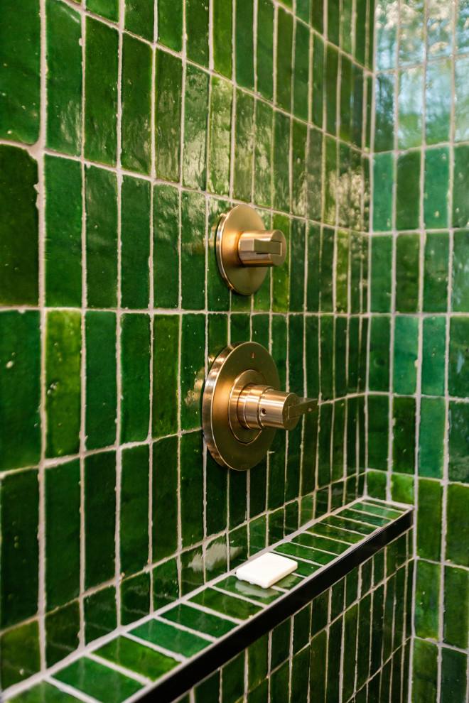 Источник вдохновения для домашнего уюта: ванная комната среднего размера в стиле ретро с плоскими фасадами, темными деревянными фасадами, зеленой плиткой, керамической плиткой, душевой кабиной, монолитной раковиной, столешницей из искусственного кварца, зеленой столешницей, тумбой под одну раковину и подвесной тумбой