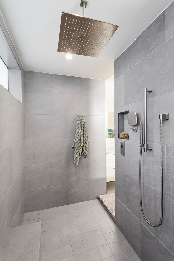 Ejemplo de cuarto de baño principal actual con ducha abierta, baldosas y/o azulejos grises, baldosas y/o azulejos de porcelana, paredes blancas y suelo de baldosas de porcelana