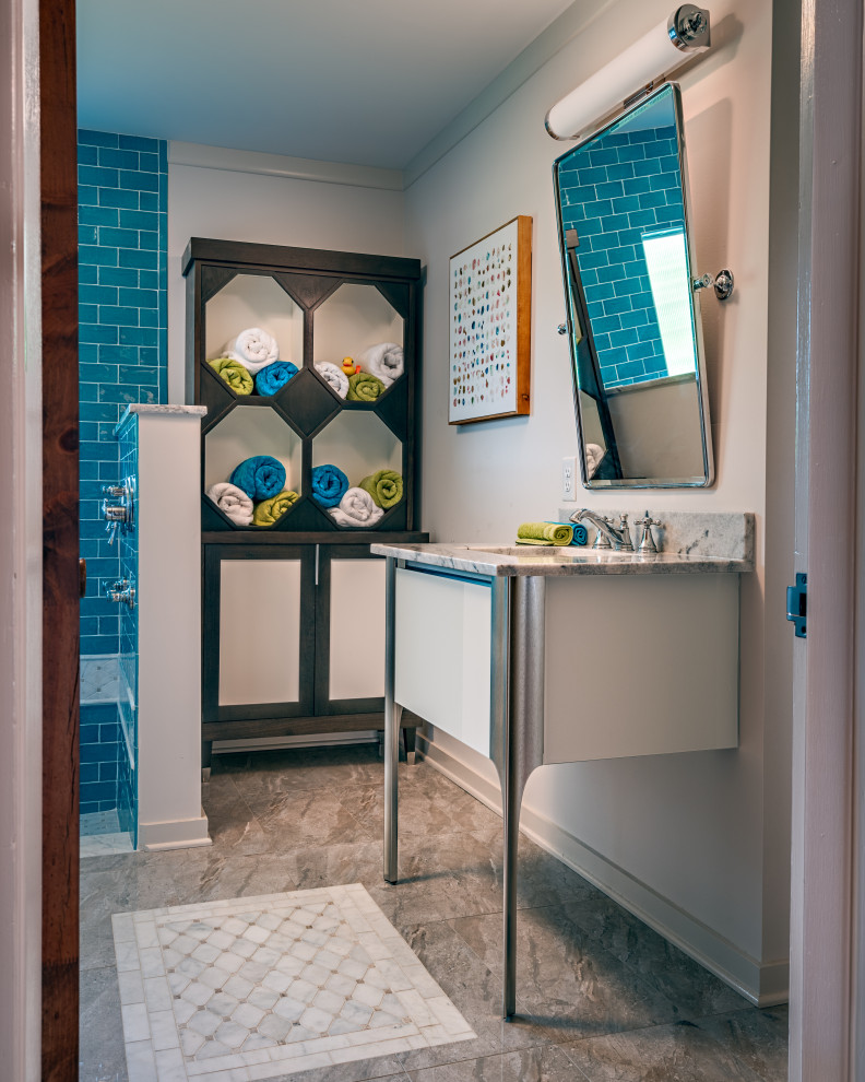 Idéer för ett mellanstort 60 tals grå badrum med dusch, med släta luckor, vita skåp, blå kakel, porslinskakel, vita väggar, klinkergolv i porslin, ett undermonterad handfat och grått golv