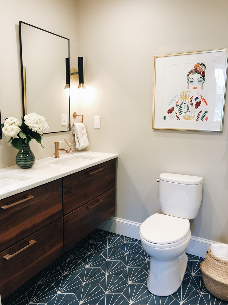 Idées déco pour une salle d'eau rétro en bois foncé de taille moyenne avec un placard à porte plane, WC séparés, un mur beige, un lavabo encastré, un plan de toilette en marbre, un sol bleu et un plan de toilette blanc.