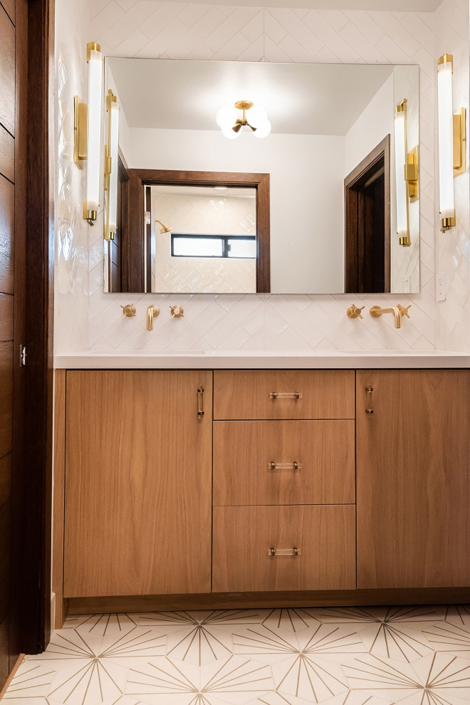 Foto på ett mellanstort 60 tals vit badrum med dusch, med släta luckor, skåp i mellenmörkt trä, vit kakel, tunnelbanekakel, vita väggar, klinkergolv i keramik, ett undermonterad handfat, marmorbänkskiva och vitt golv