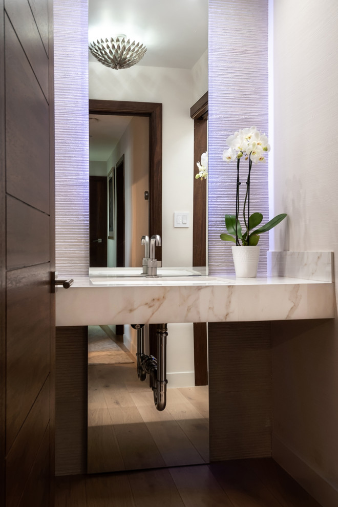 Aménagement d'une petite salle de bain rétro avec un carrelage gris, un plan de toilette blanc, meuble simple vasque et meuble-lavabo suspendu.