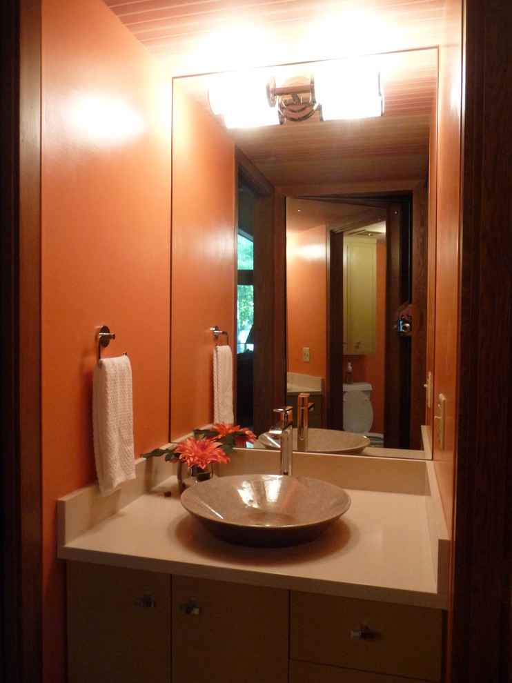 Источник вдохновения для домашнего уюта: маленькая ванная комната в стиле ретро с плоскими фасадами, светлыми деревянными фасадами, столешницей из искусственного кварца, ванной в нише, унитазом-моноблоком, оранжевыми стенами, настольной раковиной, полом из керамогранита и бежевым полом для на участке и в саду