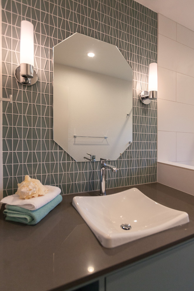 Foto de cuarto de baño vintage con bañera empotrada, baldosas y/o azulejos azules y baldosas y/o azulejos de vidrio