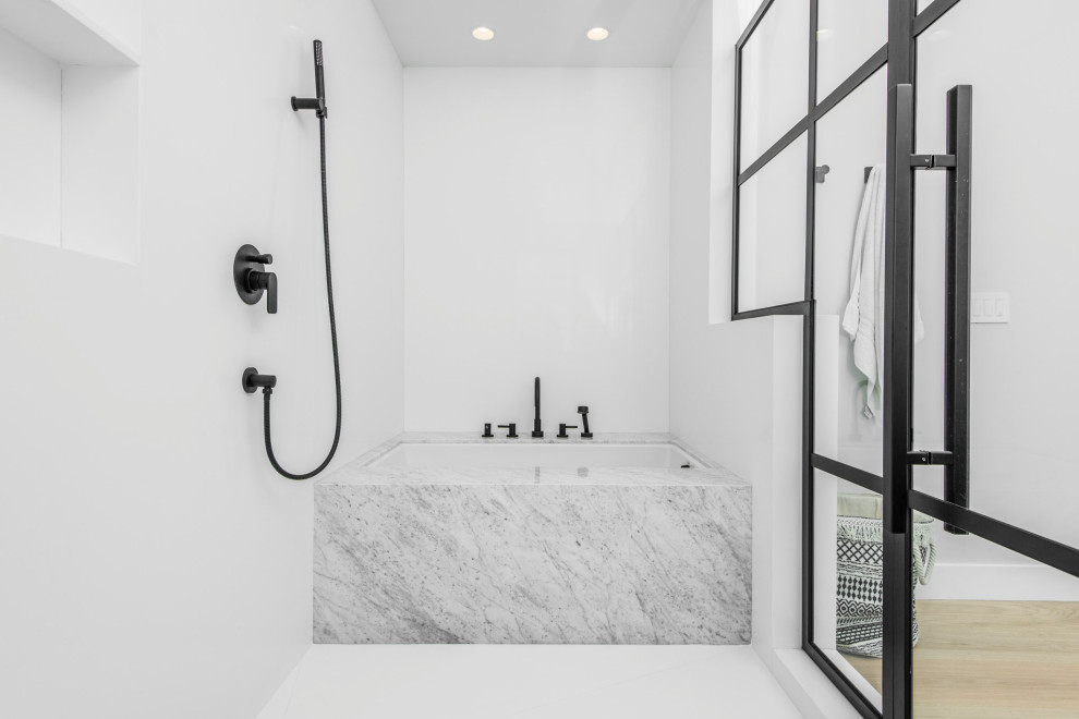 Idées déco pour une salle de bain principale classique de taille moyenne avec un placard à porte shaker, des portes de placard noires, une baignoire encastrée, un espace douche bain, WC à poser, un carrelage noir et blanc, du carrelage en marbre, un mur blanc, parquet clair, un lavabo encastré, un plan de toilette en marbre, un sol marron, une cabine de douche à porte battante, un plan de toilette blanc, un banc de douche, meuble double vasque et meuble-lavabo encastré.
