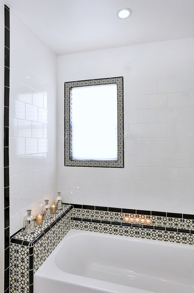 Modelo de cuarto de baño tradicional renovado con puertas de armario de madera en tonos medios y paredes blancas