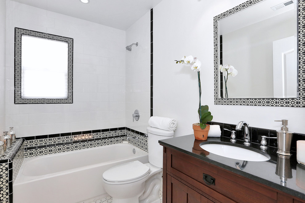 Inspiration pour une salle de bain traditionnelle en bois brun avec un placard en trompe-l'oeil, un plan de toilette en granite, un combiné douche/baignoire, un carrelage multicolore, mosaïque et un mur blanc.