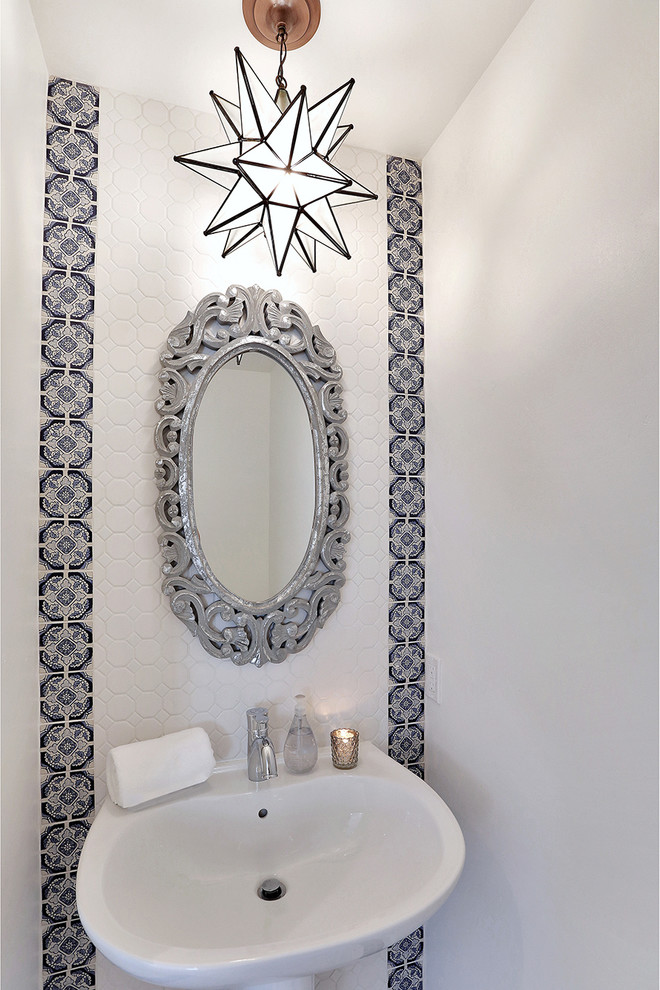 Источник вдохновения для домашнего уюта: ванная комната в средиземноморском стиле с раковиной с пьедесталом, плиткой мозаикой и белыми стенами