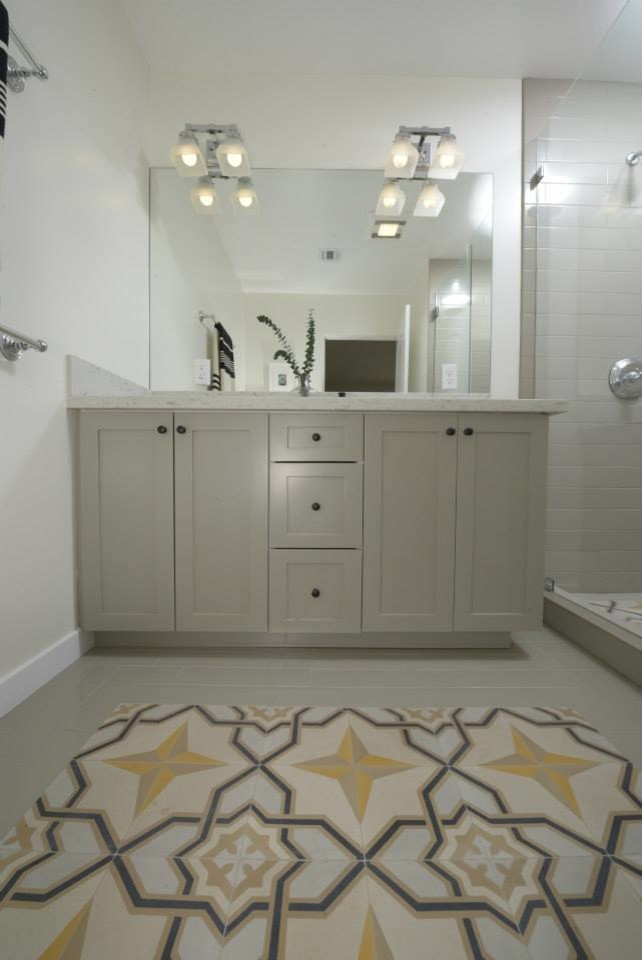 Example of a mid-sized southwest 3/4 beige tile and ceramic tile corner shower design in Los Angeles with shaker cabinets, gray cabinets, quartz countertops, a one-piece toilet and white walls