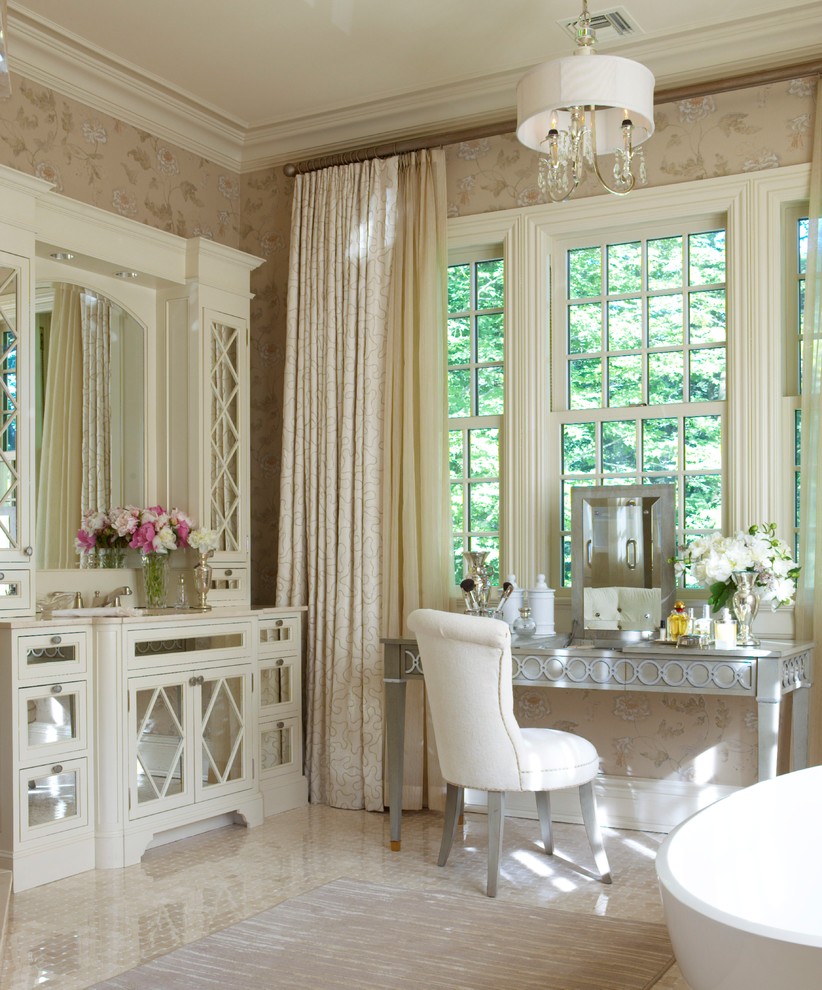 Esempio di una grande stanza da bagno padronale tradizionale con ante di vetro, ante beige, vasca freestanding, pareti beige, pavimento in gres porcellanato, lavabo sottopiano e pavimento beige