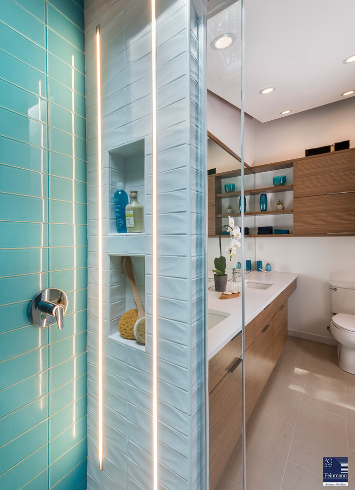 Cette image montre une salle de bain principale vintage de taille moyenne avec un placard à porte plane, un sol en carrelage de céramique, un lavabo encastré, un plan de toilette en quartz modifié et une cabine de douche à porte battante.