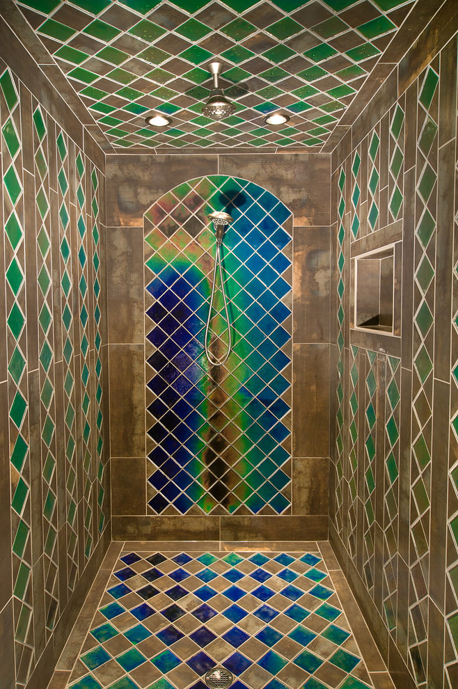 Пример оригинального дизайна: ванная комната в стиле фьюжн с разноцветной плиткой