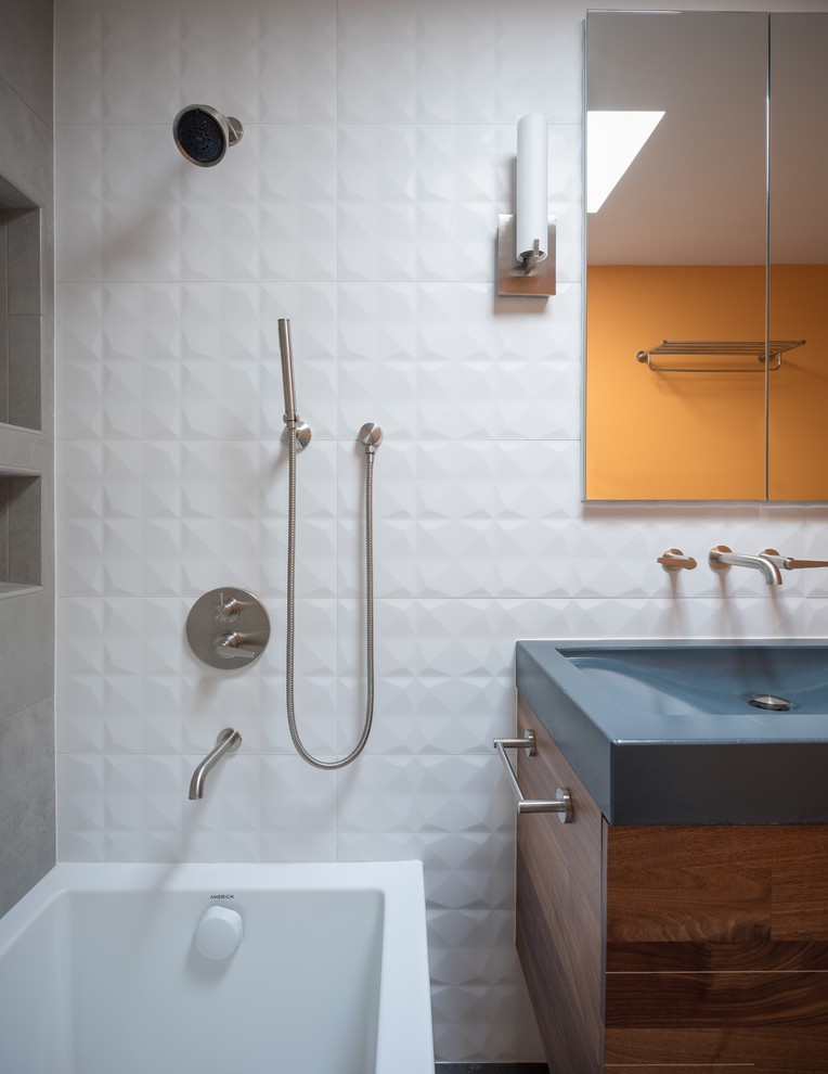 Пример оригинального дизайна: маленькая ванная комната в стиле ретро с плоскими фасадами, коричневыми фасадами, ванной в нише, душем в нише, унитазом-моноблоком, белой плиткой, керамогранитной плиткой, белыми стенами, полом из керамической плитки, душевой кабиной, консольной раковиной, столешницей из бетона, серым полом, шторкой для ванной и синей столешницей для на участке и в саду