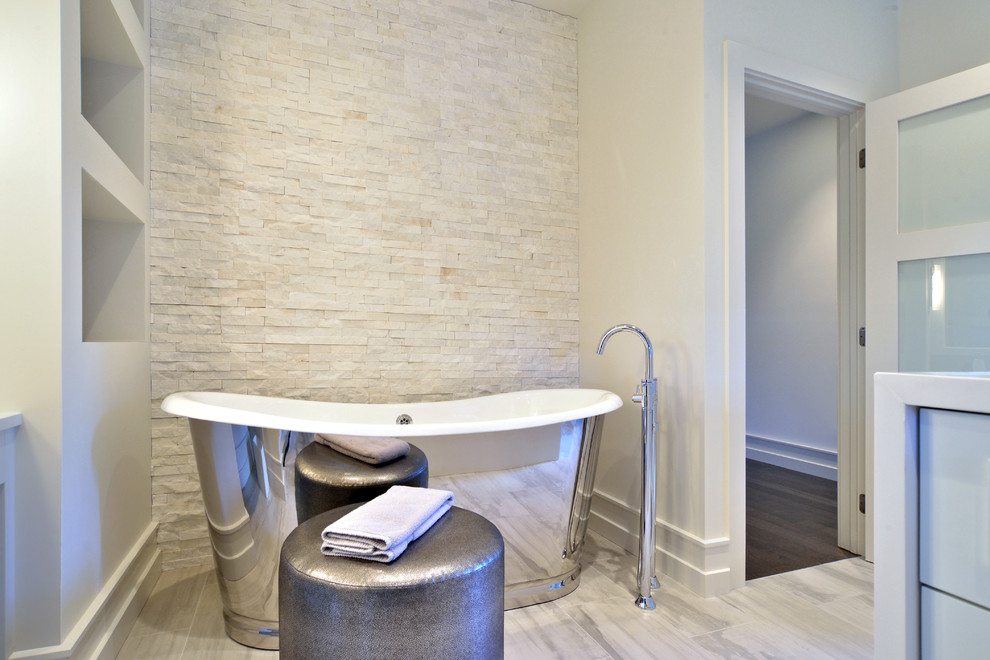 Großes Modernes Badezimmer En Suite mit Kassettenfronten, weißen Schränken, freistehender Badewanne, weißen Fliesen, weißer Wandfarbe, Laminat, Quarzwerkstein-Waschtisch und weißem Boden in Miami