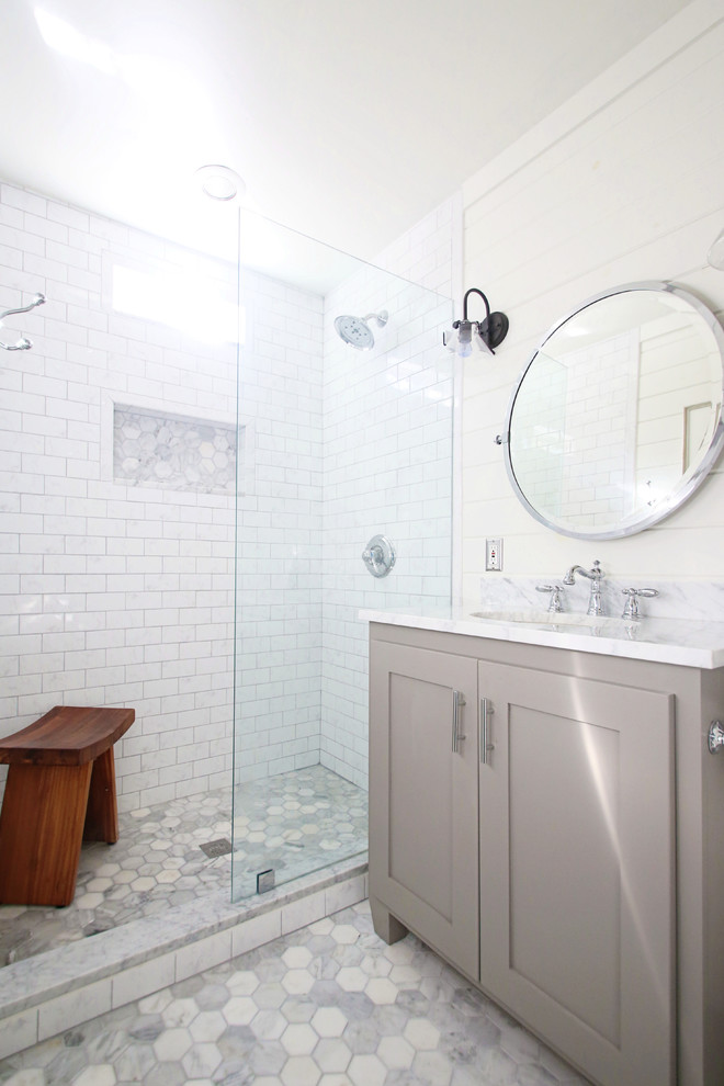 Aménagement d'une petite salle de bain classique avec des portes de placard grises, un carrelage gris, un carrelage noir et blanc, un mur blanc, un sol en marbre, un lavabo encastré, un plan de toilette en marbre, un placard à porte shaker et mosaïque.