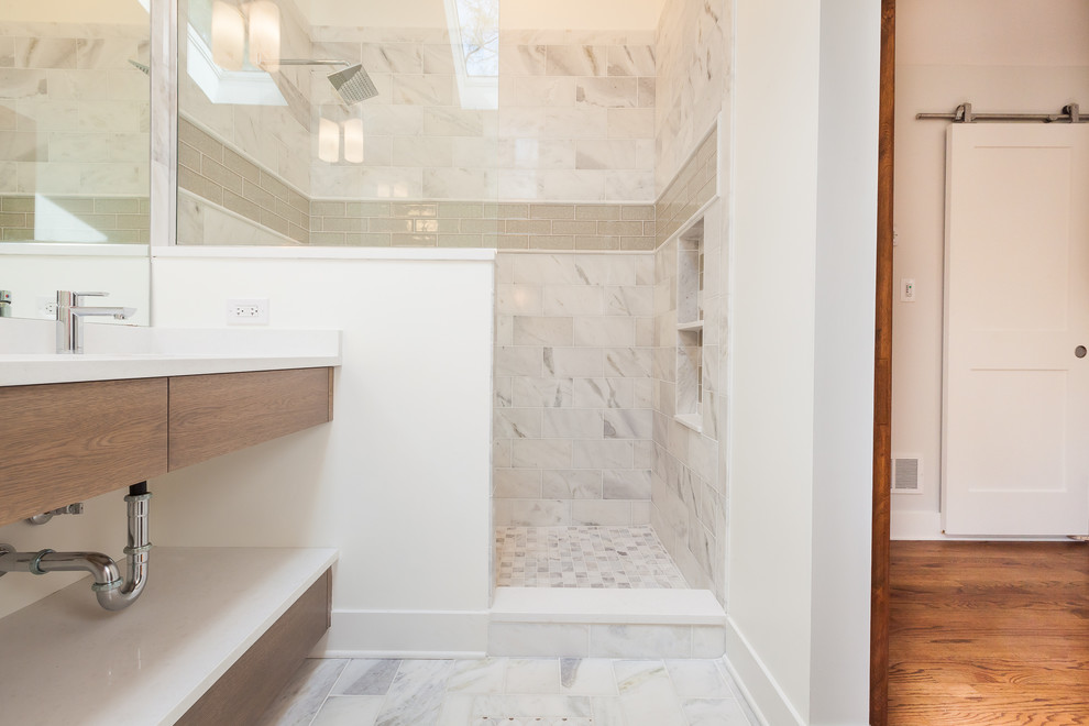Источник вдохновения для домашнего уюта: главная ванная комната среднего размера в стиле ретро с плоскими фасадами, фасадами цвета дерева среднего тона, серыми стенами и врезной раковиной