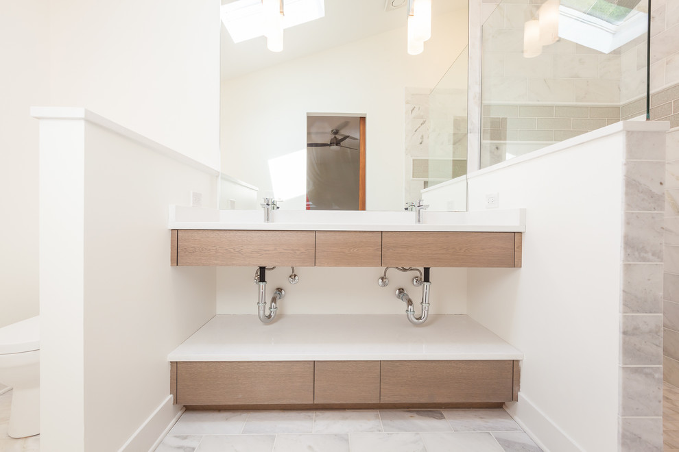 Ispirazione per una stanza da bagno padronale minimalista di medie dimensioni con ante lisce, ante in legno scuro, pareti grigie e lavabo sottopiano