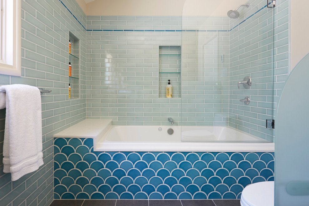 Mittelgroßes Maritimes Badezimmer mit Badewanne in Nische, Duschbadewanne, blauen Fliesen, Keramikfliesen, Porzellan-Bodenfliesen und offener Dusche in San Francisco