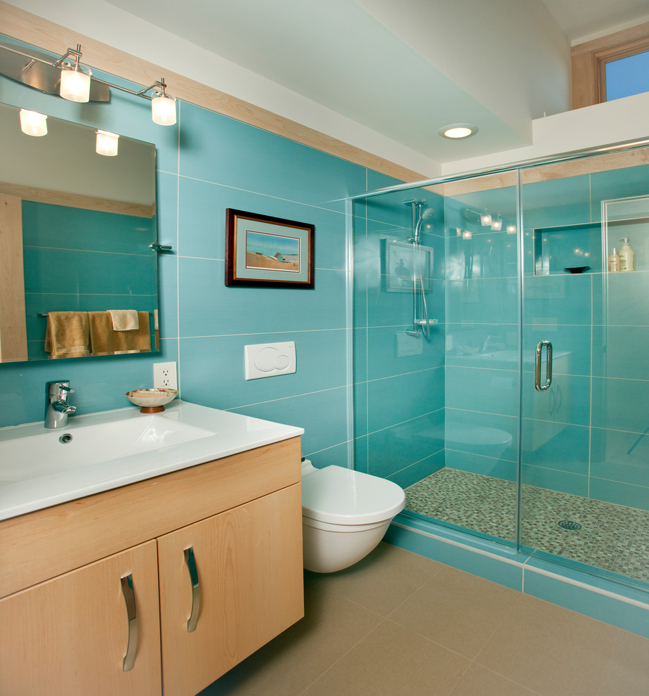 Idée de décoration pour une salle de bain principale vintage en bois clair de taille moyenne avec un placard à porte plane et un carrelage bleu.