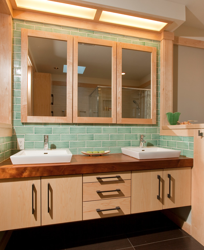 Mittelgroßes Mid-Century Badezimmer En Suite mit flächenbündigen Schrankfronten, hellen Holzschränken und blauen Fliesen in Raleigh